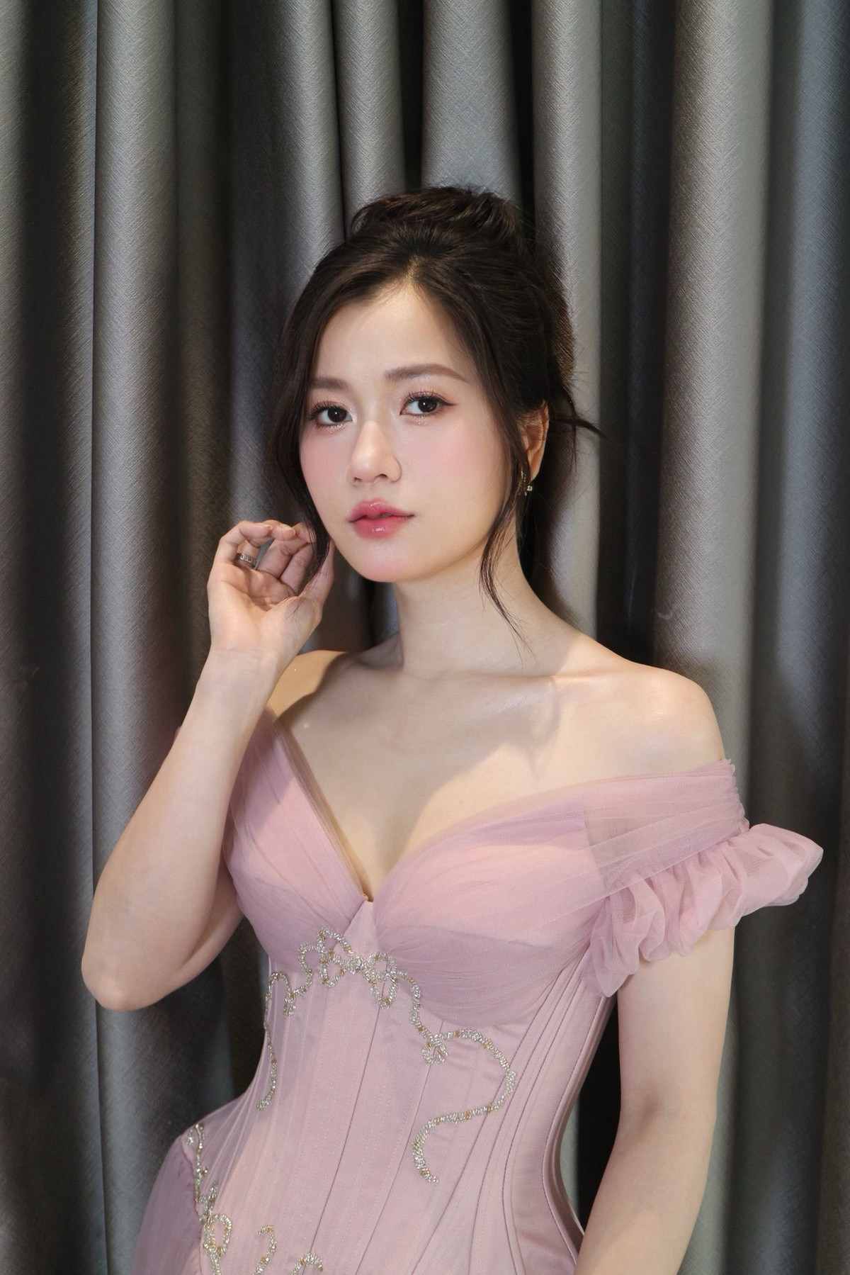 Tin tức sao Việt 26/10: Diễn viên Lâm Vỹ Dạ xuất hiện rạng rỡ trong bộ đầm hồng khoét ngực sâu. Ảnh: FB Lâm Vỹ Dạ