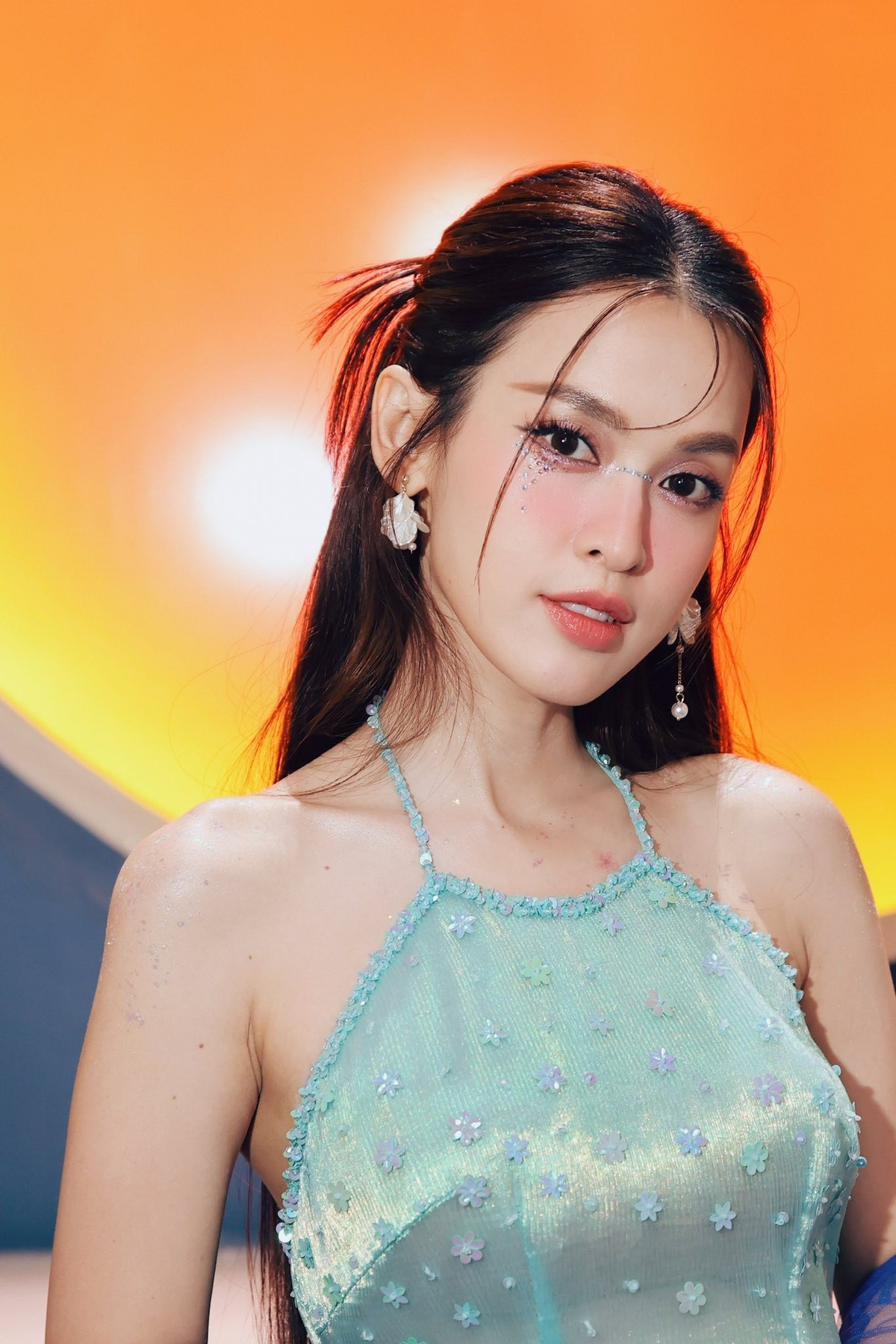 Tên tuổi của Tú Vi được biết đến nhiều khi tham gia Cổng Mặt Trời - phim truyền hình gắn liền với nhiều khán giả thế hệ 8X, 9X.