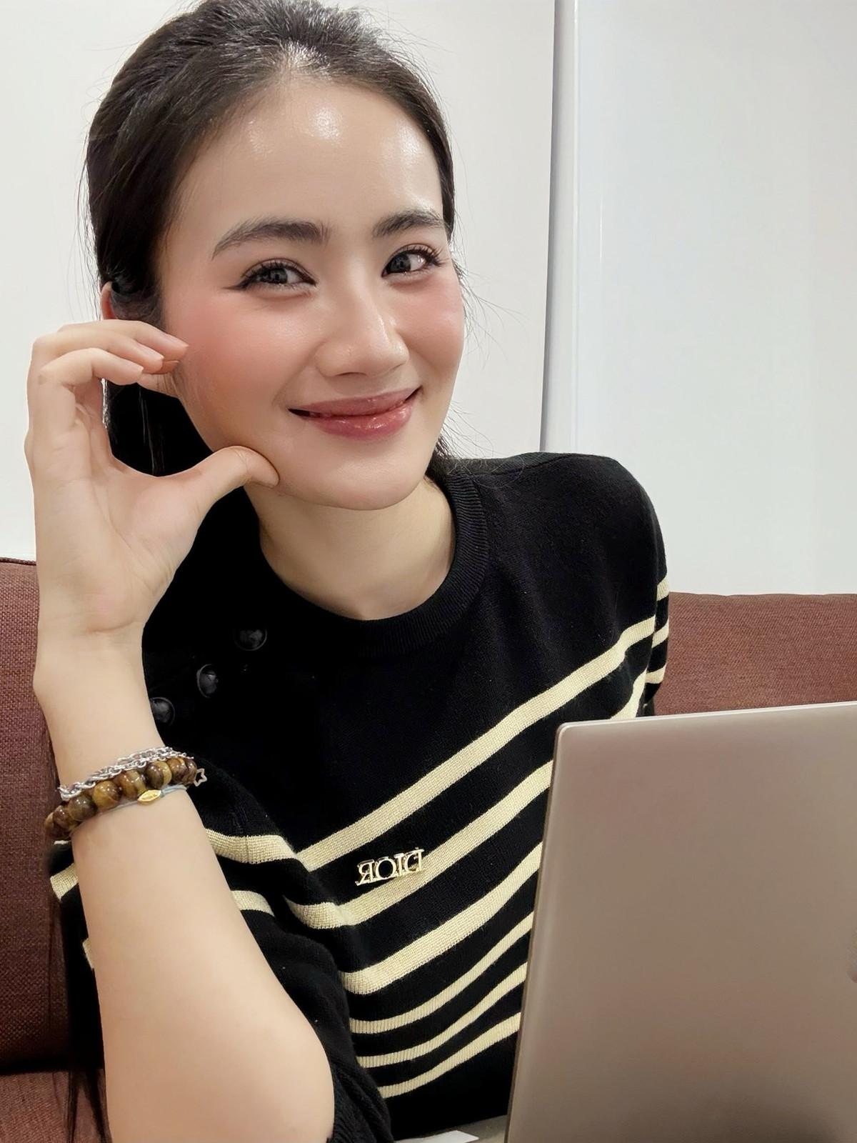 Cuộc sống du học sinh của Ý Nhi được khán giả nhận xét là giản dị, gần gũi.