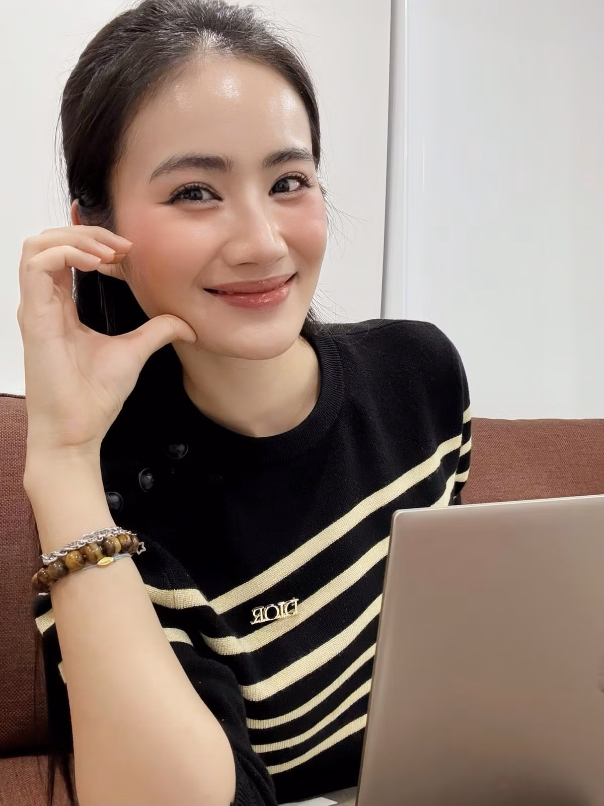 Cuộc sống du học sinh của Ý Nhi được khán giả nhận xét là giản dị, gần gũi.