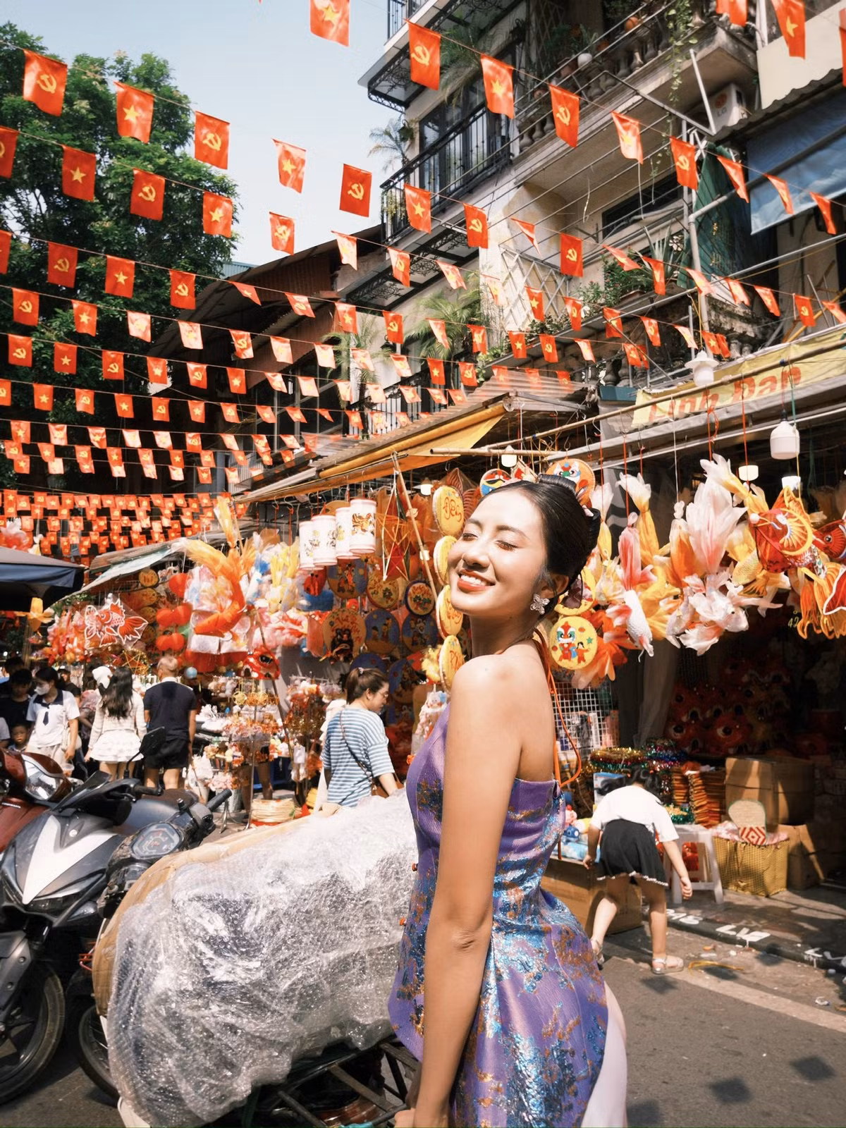 Hà Trúc Linh trở thành tâm điểm chú ý của người đi đường.