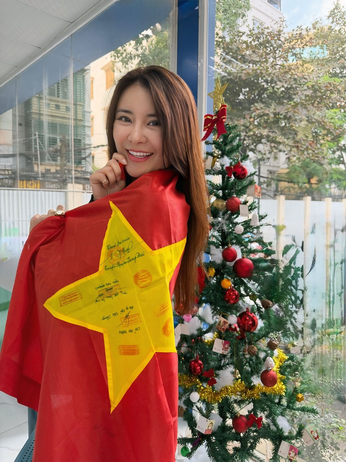 Trên trang cá nhân, "nữ diễn viên ác nhất màn ảnh" chăm chỉ đăng tải những khung hình đời thường khoe trọn góc nghiêng thần thánh và gương mặt thon gọn.