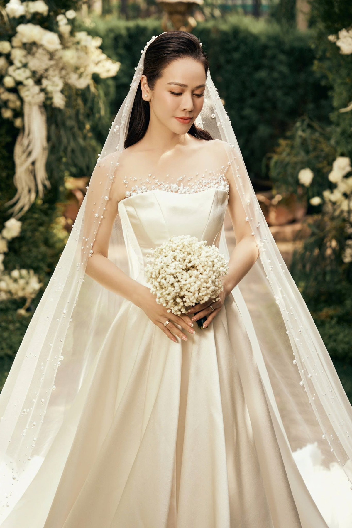 Ngay sau khi đăng tải, bộ ảnh nhanh chóng nhận về hàng nghìn lượt yêu thích và bình luận. Phần lớn khán giả bày tỏ sự ngưỡng mộ trước diện mạo trẻ trung của Nhật Kim Anh, cho rằng cô ngày càng đẹp hơn theo thời gian, bất chấp việc đã trải qua không ít biến cố trong cuộc sống.