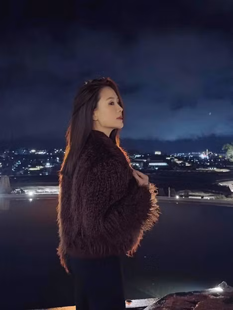 Theo nữ diễn viên, việc giữ kín hình ảnh bạn đời là để tôn trọng mong muốn của chồng, đồng thời tránh những bàn tán không cần thiết có thể ảnh hưởng đến gia đình.