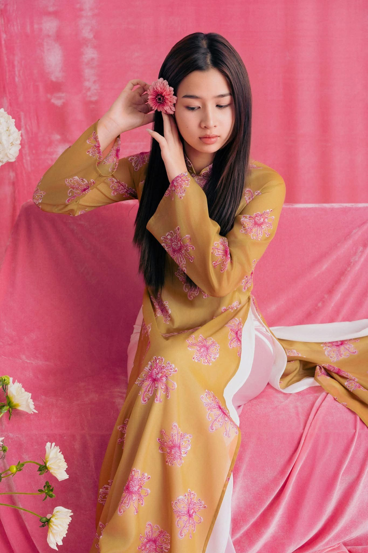 Nhiều người nhận xét Mina sở hữu gương mặt và nụ cười giống mẹ, đặc biệt là thần thái nhẹ nhàng, nữ tính.