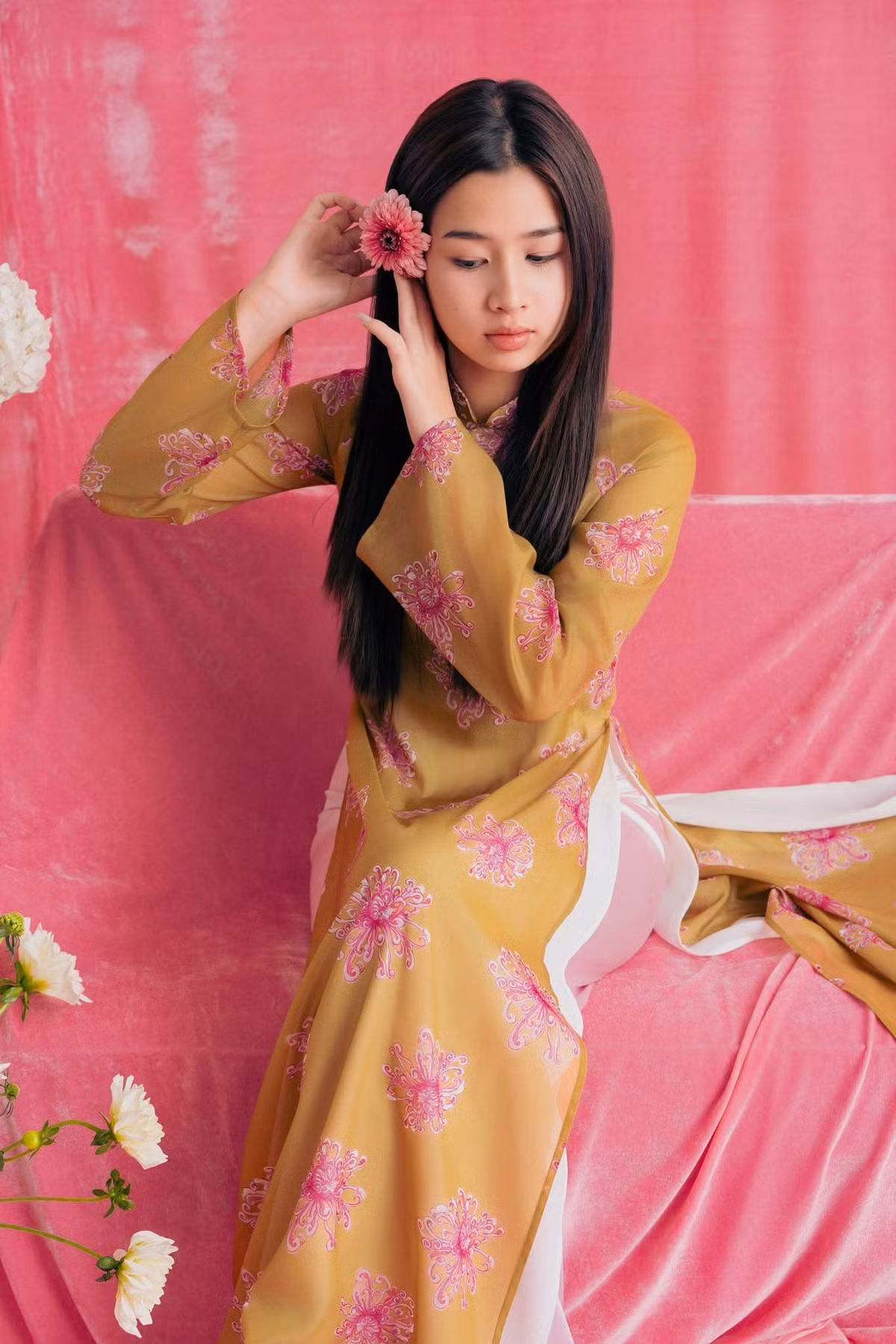 Nhiều người nhận xét Mina sở hữu gương mặt và nụ cười giống mẹ, đặc biệt là thần thái nhẹ nhàng, nữ tính.