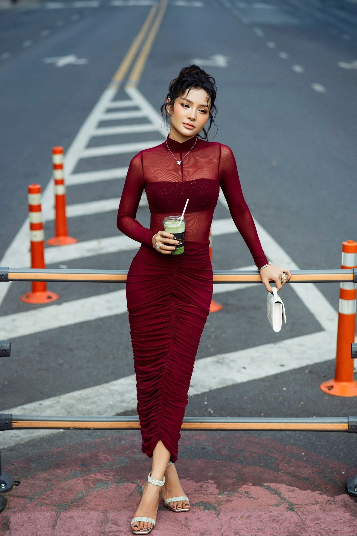 Dù đã trải qua 3 lần sinh nở nhưng Phương Trinh Jolie vẫn sở hữu số đo 3 vòng nóng bỏng, vòng eo không chút mỡ thừa.