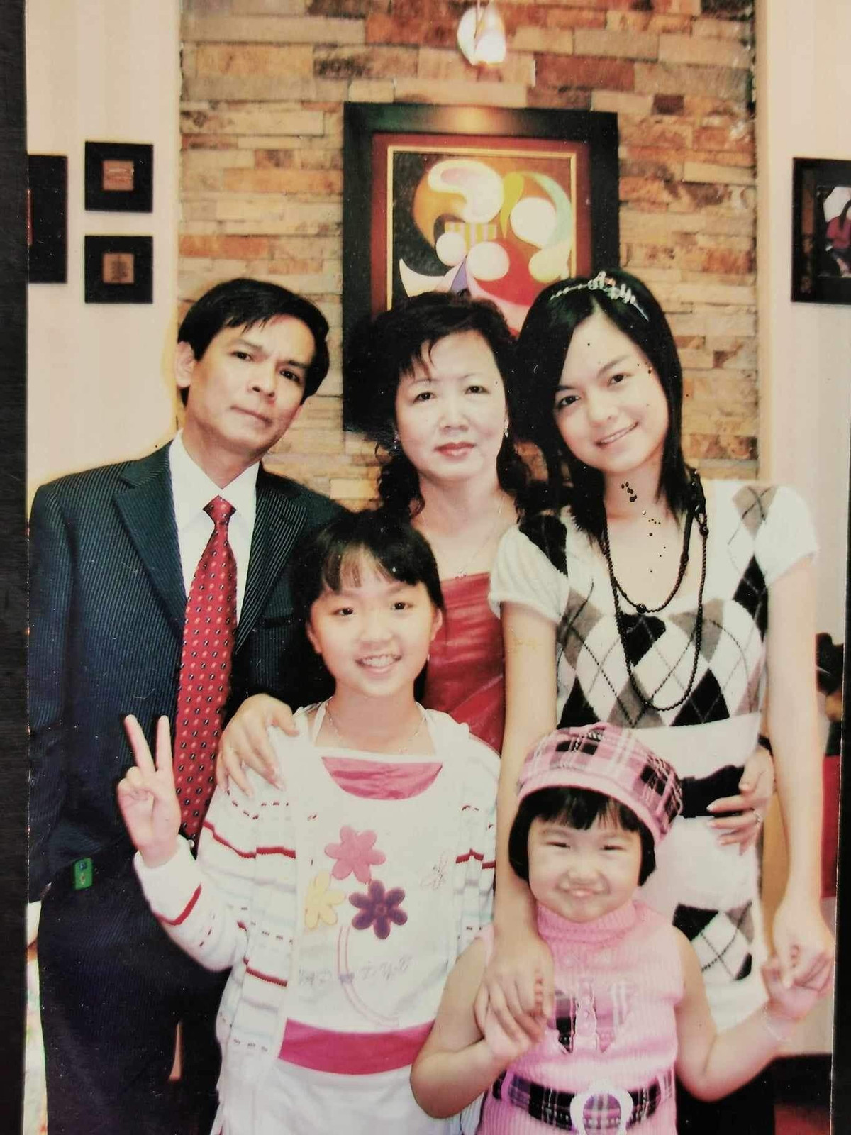 Phạm Quỳnh Anh khoe ảnh thời mới lớn bên gia đình. Cô là chị cả trong nhà có ba chị em gái. Ảnh: FB Phạm Quỳnh Anh