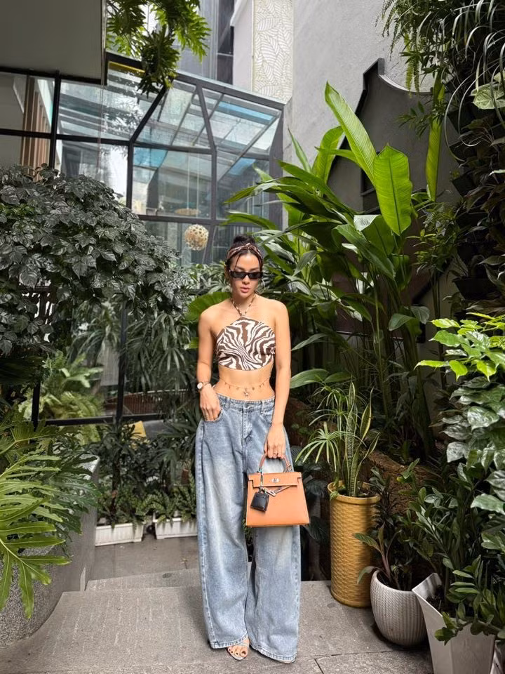 Thiết kế áo ngắn chỉ bằng gang tay càng làm lộ rõ hoàn toàn phần bụng cơ múi của Phương Trinh Jolie. Ảnh: FB Phương Trinh Jolie