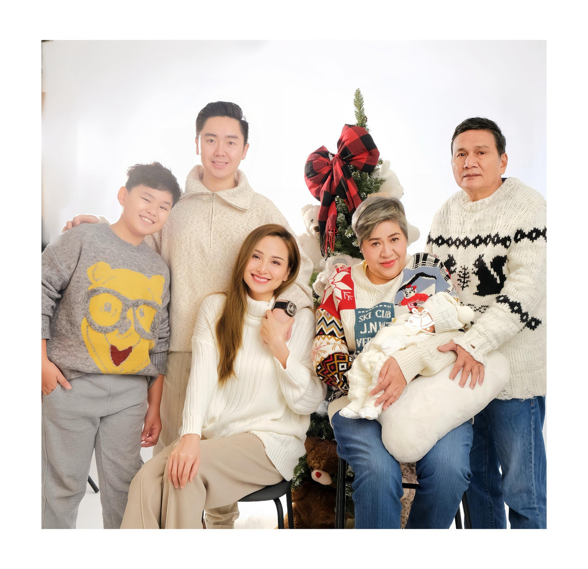 Gia đình Diễm Hương với 6 thành viên lần đầu chụp ảnh Giáng sinh ở Canada. Ảnh: FB Maria Diễm Hương