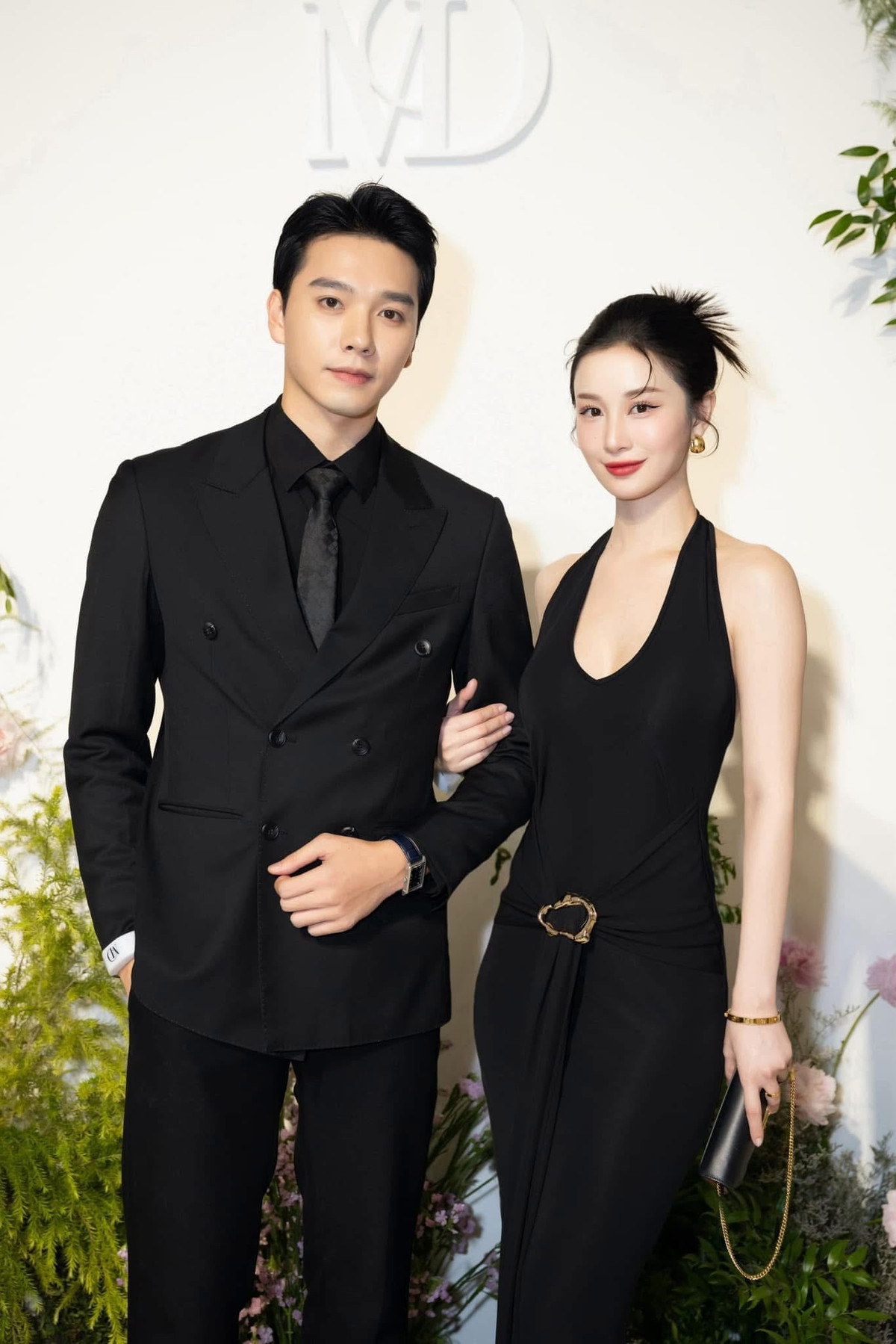 Mọi chuyện bắt đầu khi netizen soi ra cả hai gần như không còn tương tác qua lại trên mạng xã hội như trước.