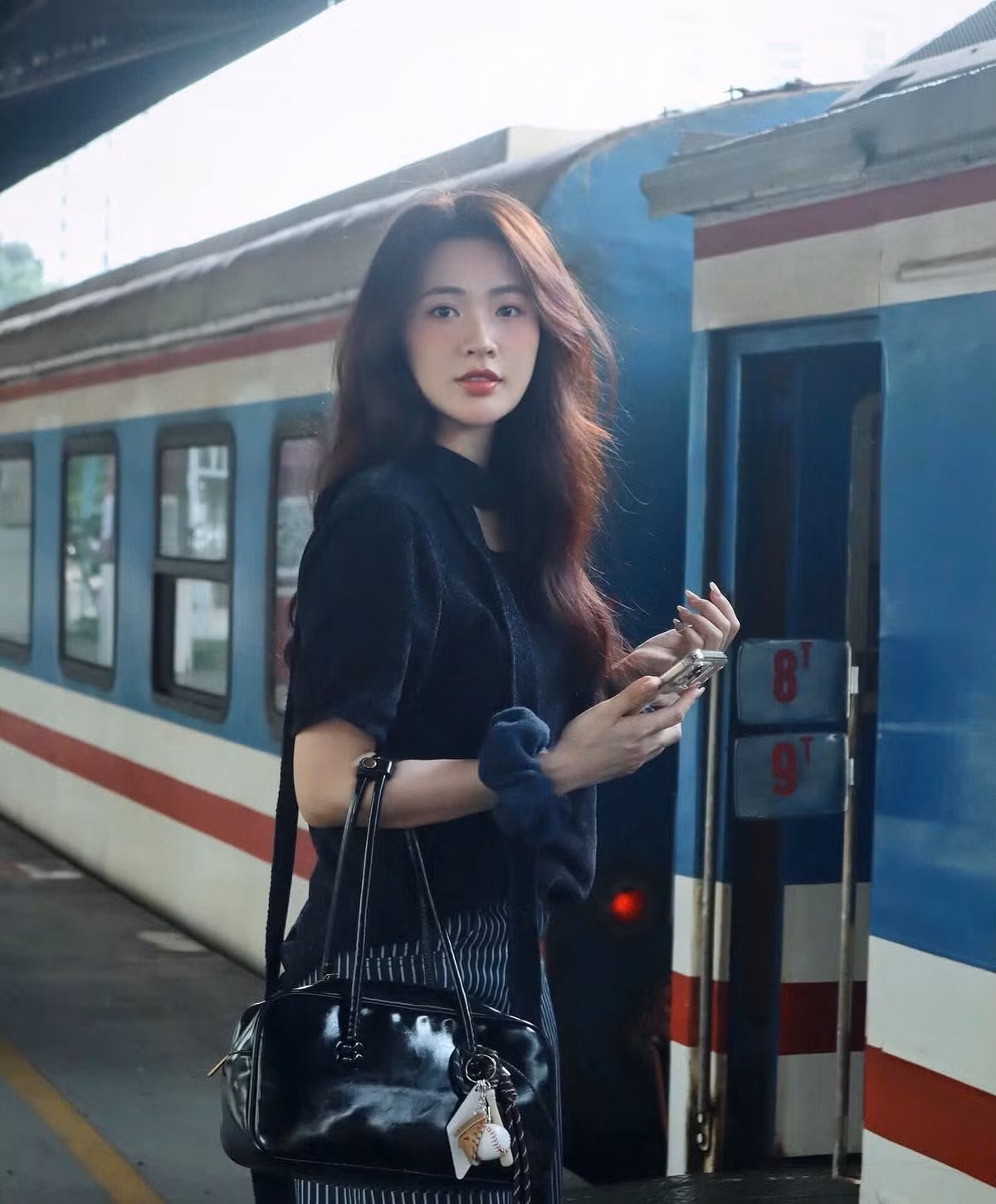 Diễn viên Minh Trang được xem là người tình màn ảnh của Song Luân do hợp tác trong hai bộ phim truyền hình ăn khách là "Cây Táo Nở Hoa" và "Yêu Trước Ngày Cưới".