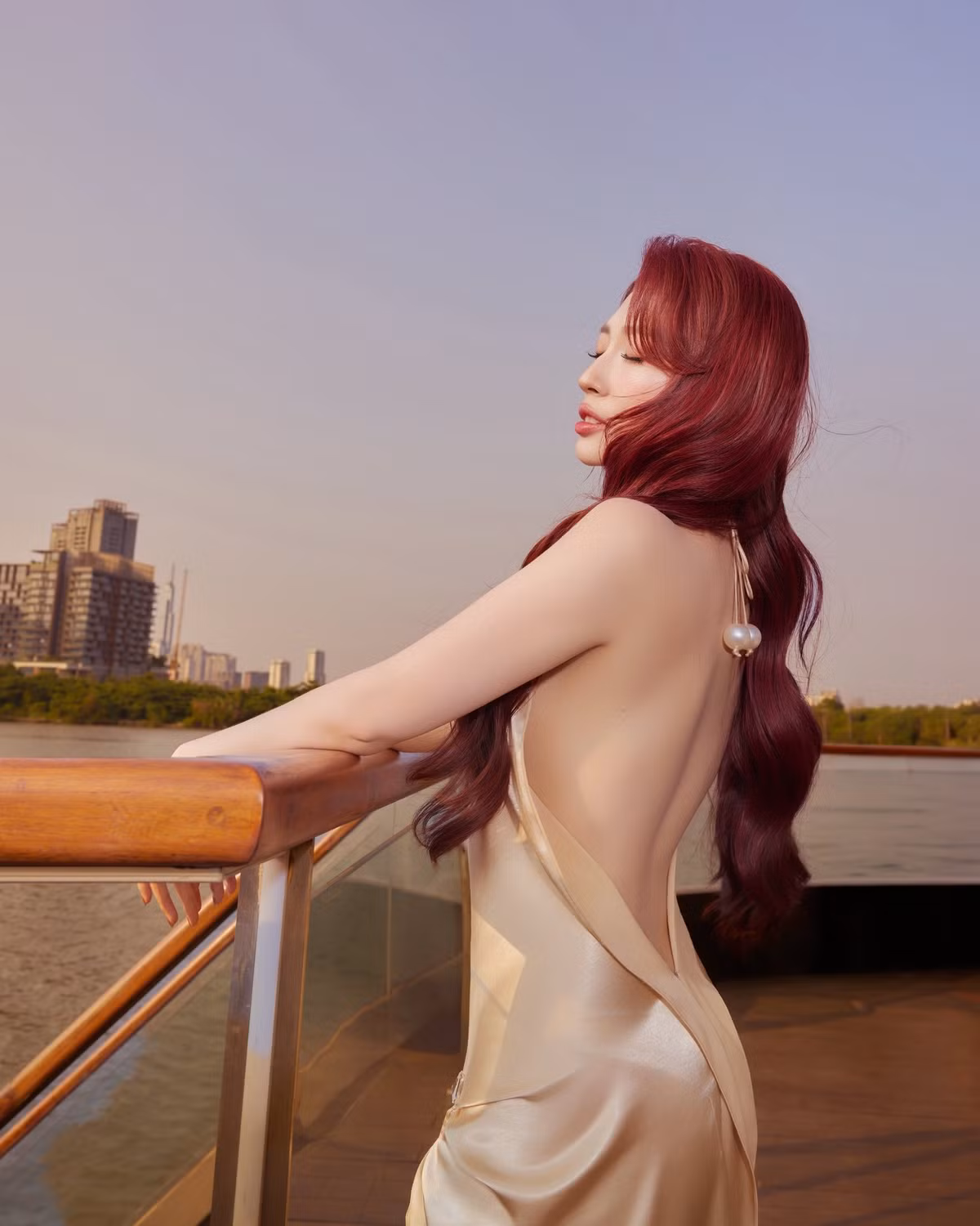 Ở tuổi 35, Khổng Tú Quỳnh sở hữu làn da căng mướt, mịn màng cùng thần thái tươi tắn hiếm có.