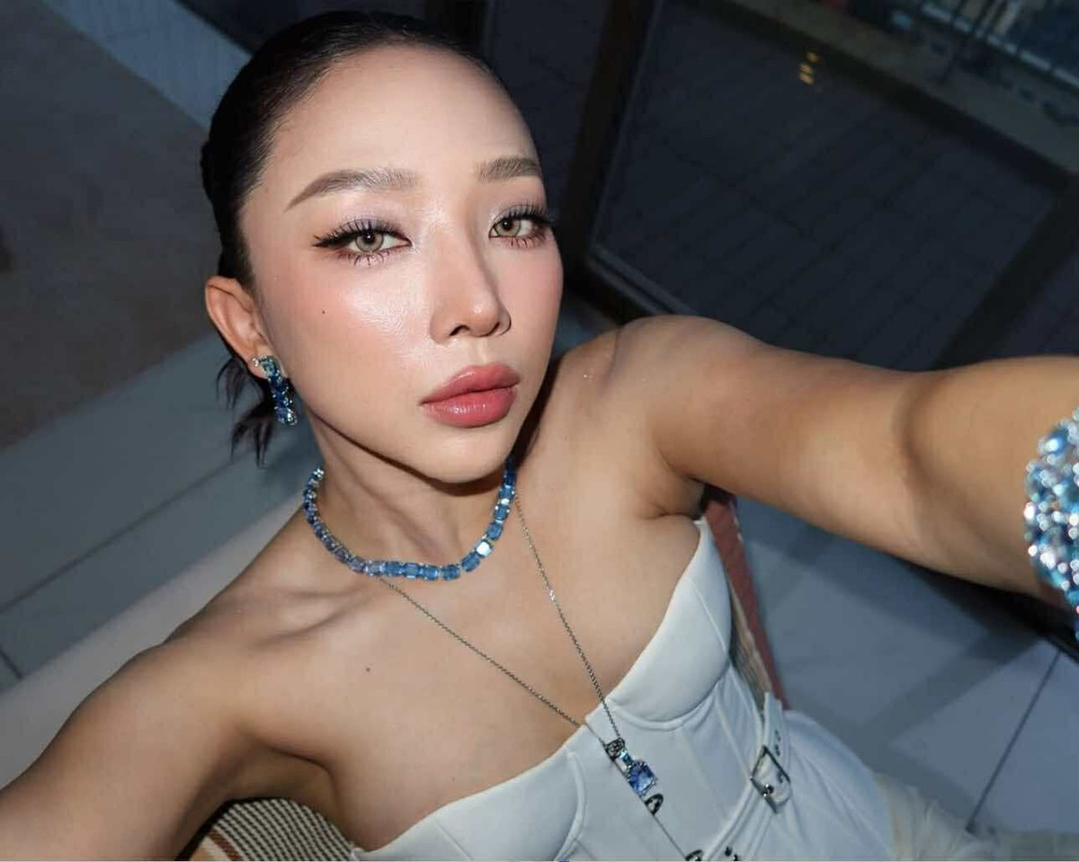 Layout trang điểm nhẹ nhàng với làn da mịn màng, má hồng phớt và đôi môi căng mọng giúp gương mặt Tóc Tiên thêm phần cuốn hút, sang chảnh nhưng vẫn giữ được vẻ thanh thoát đặc trưng.