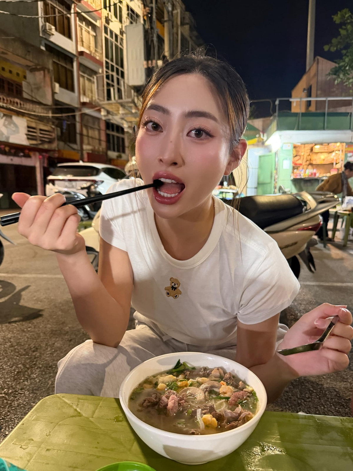 Tin tức sao Việt 17/11: Lương Thùy Linh tranh thủ nếm thử món phở bò tim cật, trứng non nổi tiếng Hạ Long khi đến đây. Ảnh: FB Lương Thùy Linh