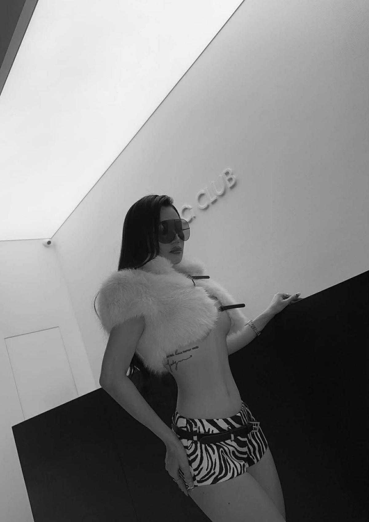 Ngay sau khi đăng tải, loạt ảnh nhanh chóng thu hút sự chú ý của cộng đồng mạng. Dưới phần bình luận, đông đảo khán giả dành lời khen ngợi cho nhan sắc trẻ trung và vóc dáng săn chắc của Sĩ Thanh.