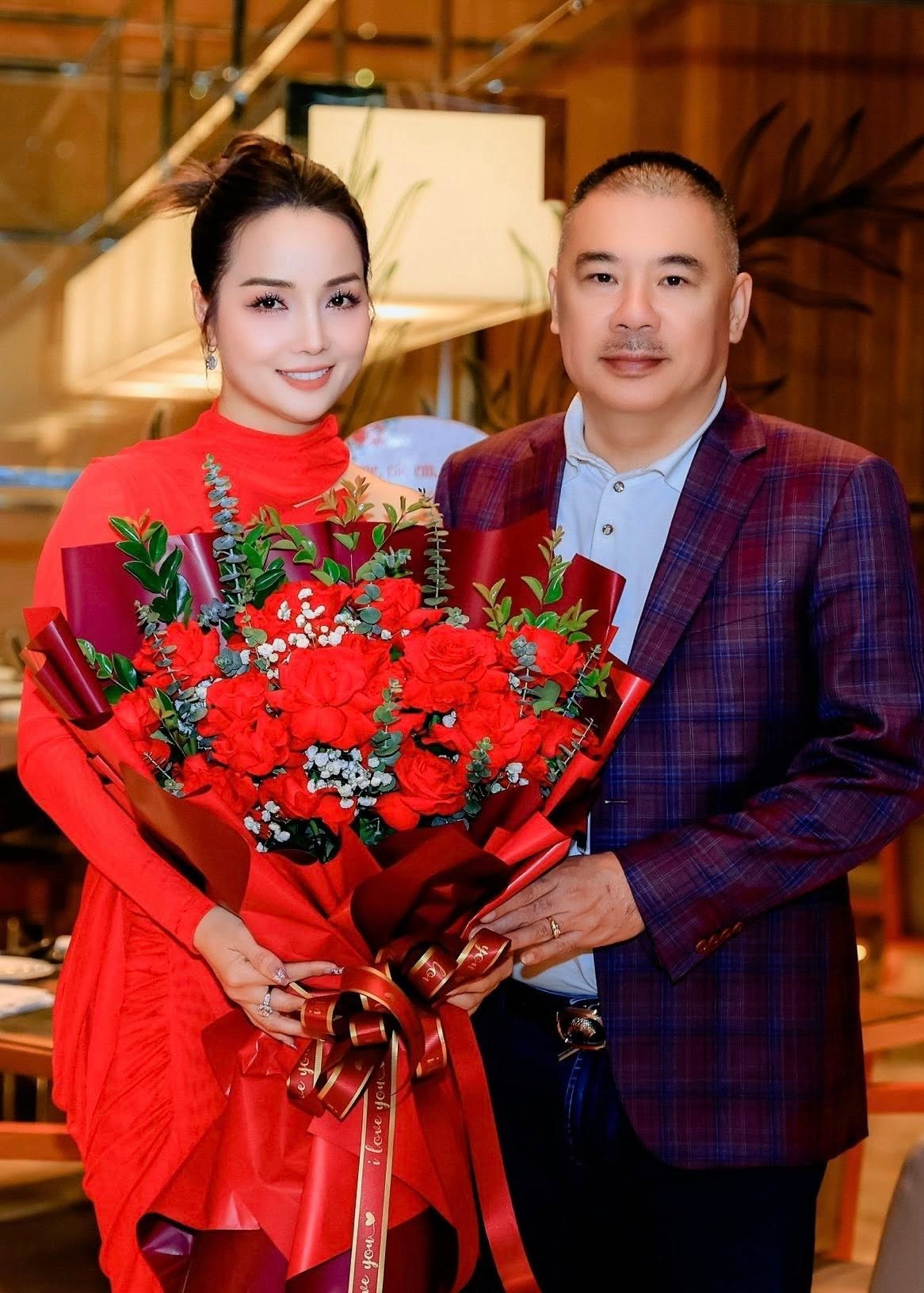 Vợ chồng diễn viên Mai Thu Huyền tổ chức tiệc kỷ niệm 23 năm cưới. Ảnh: FB Mai Thu Huyen