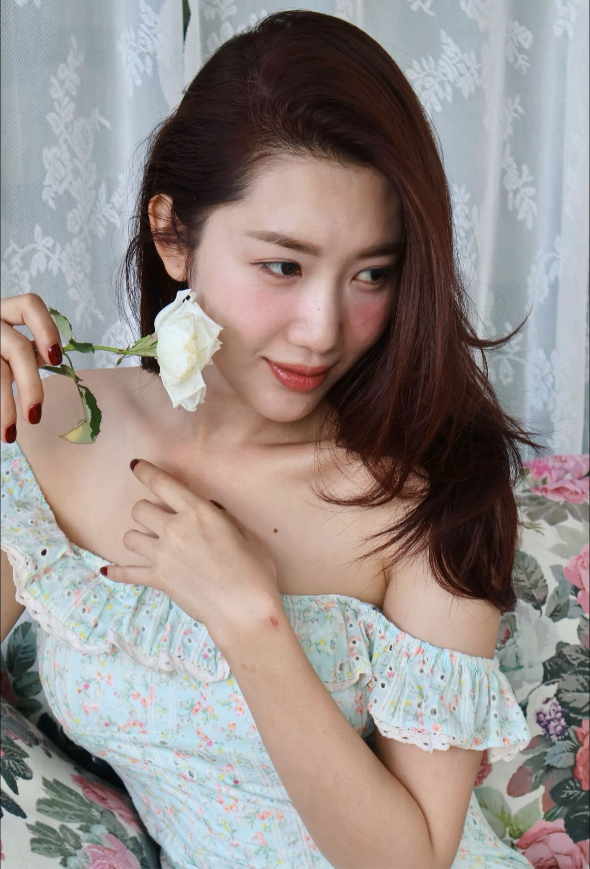 Diễn viên Thúy Ngân khoe loạt ảnh mới nhẹ nhàng, nữ tính khi diện váy hoa. Ảnh: FB Lê Huỳnh Thuý Ngân