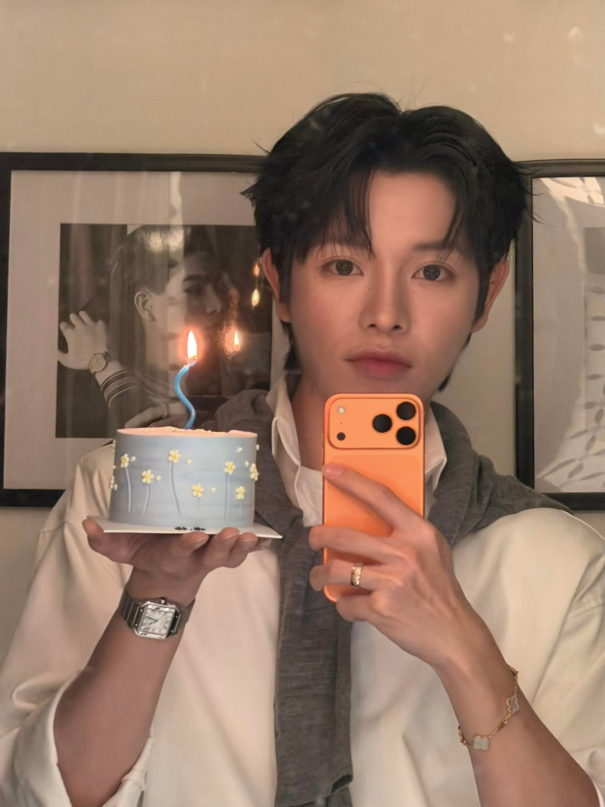 Đức Phúc chụp ảnh bên bánh sinh nhật mini, tận hưởng ngày đặc biệt một mình. Ảnh: FB Đức Phúc