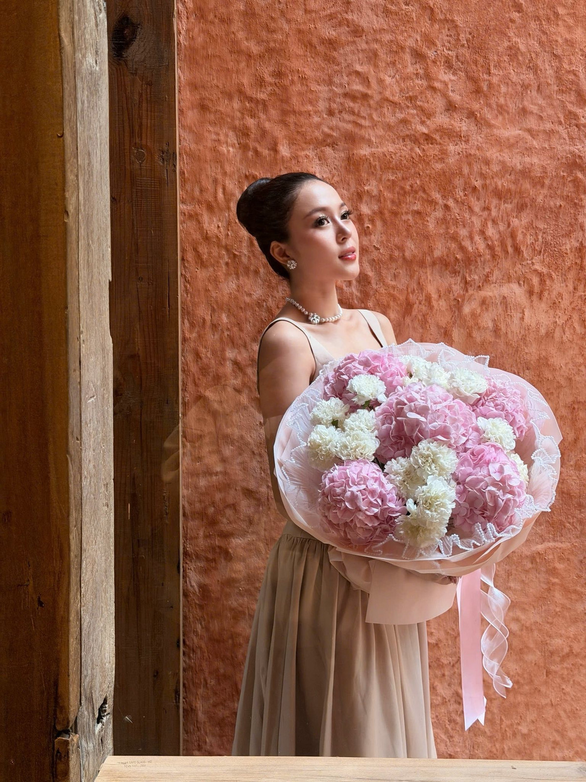 Hoa hậu Kiều Duy đọ sắc bên hoa, nhan sắc Hoa hậu Quốc gia Việt Nam cực cuốn hút. Ảnh: FB Nguyễn Ngọc Kiều Duy