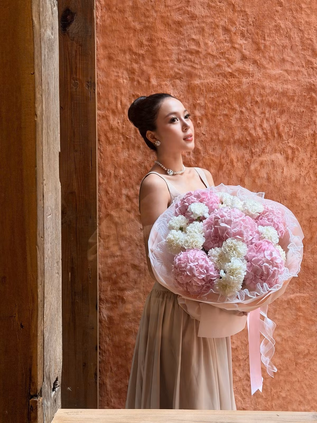 Hoa hậu Kiều Duy đọ sắc bên hoa, nhan sắc Hoa hậu Quốc gia Việt Nam cực cuốn hút. Ảnh: FB Nguyễn Ngọc Kiều Duy