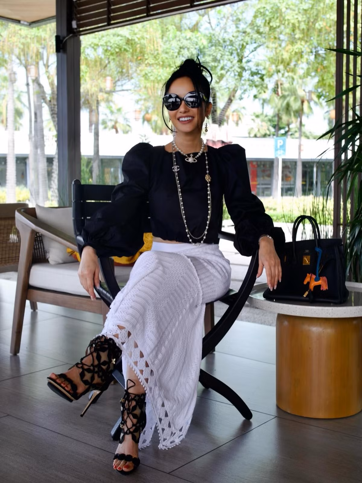 Ca sĩ Hồng Nhung diện trang phục điệu đà đến phim trường ghi hình. Ảnh: FB Le Hong Nhung