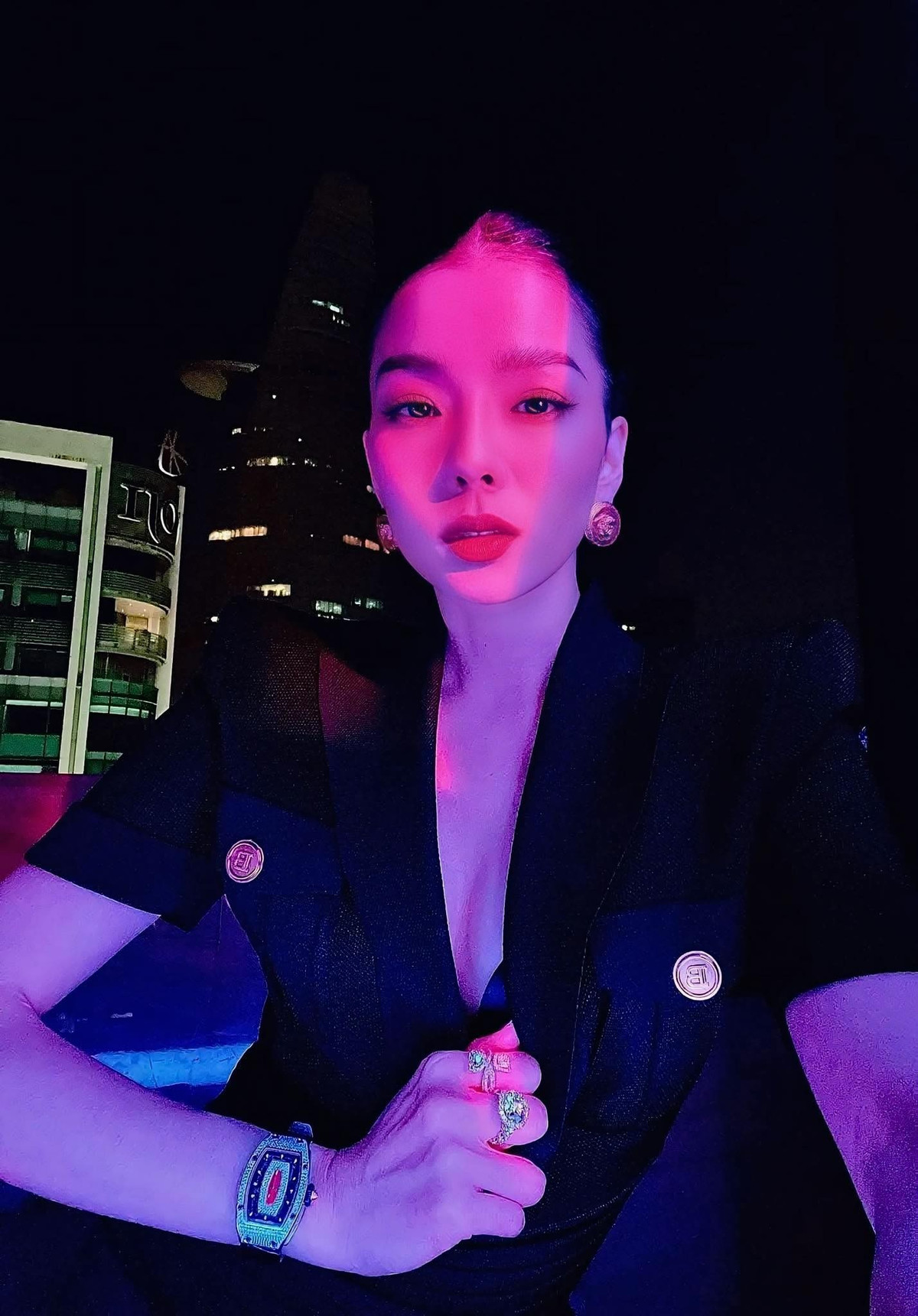 Lệ Quyên post ảnh: "Up một sự xinh đẹp khi không đủ sáng giờ này để thông báo đã hết trái giờ". Ảnh: FB Lệ Quyên