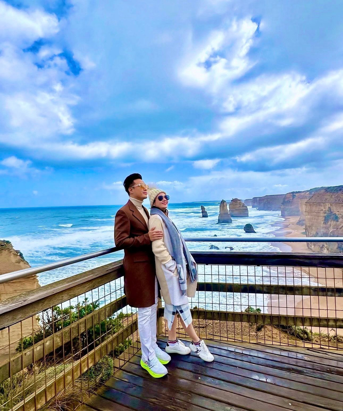 Vợ chồng Kha Ly - Thanh Duy khám phá kỳ quan "12 vị tông đồ" (The Twelve Apostles) ở Australia. Ảnh: FB Lại Thị Kha Ly