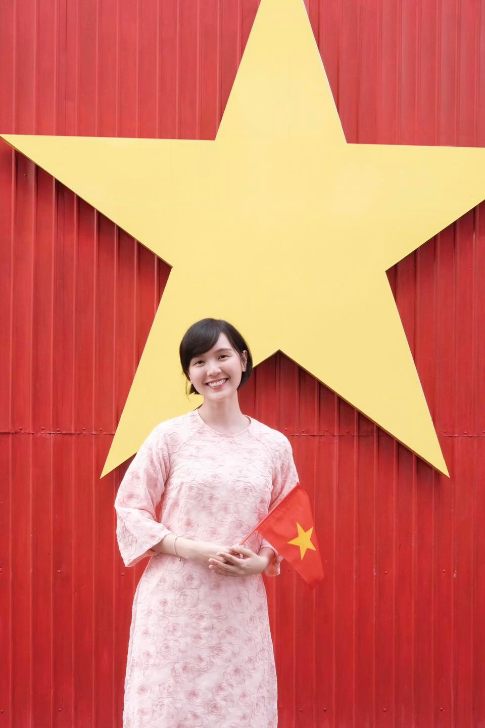 Hải Tú duyên dáng với áo dài màu hồng. Ảnh: FB Hải Tú