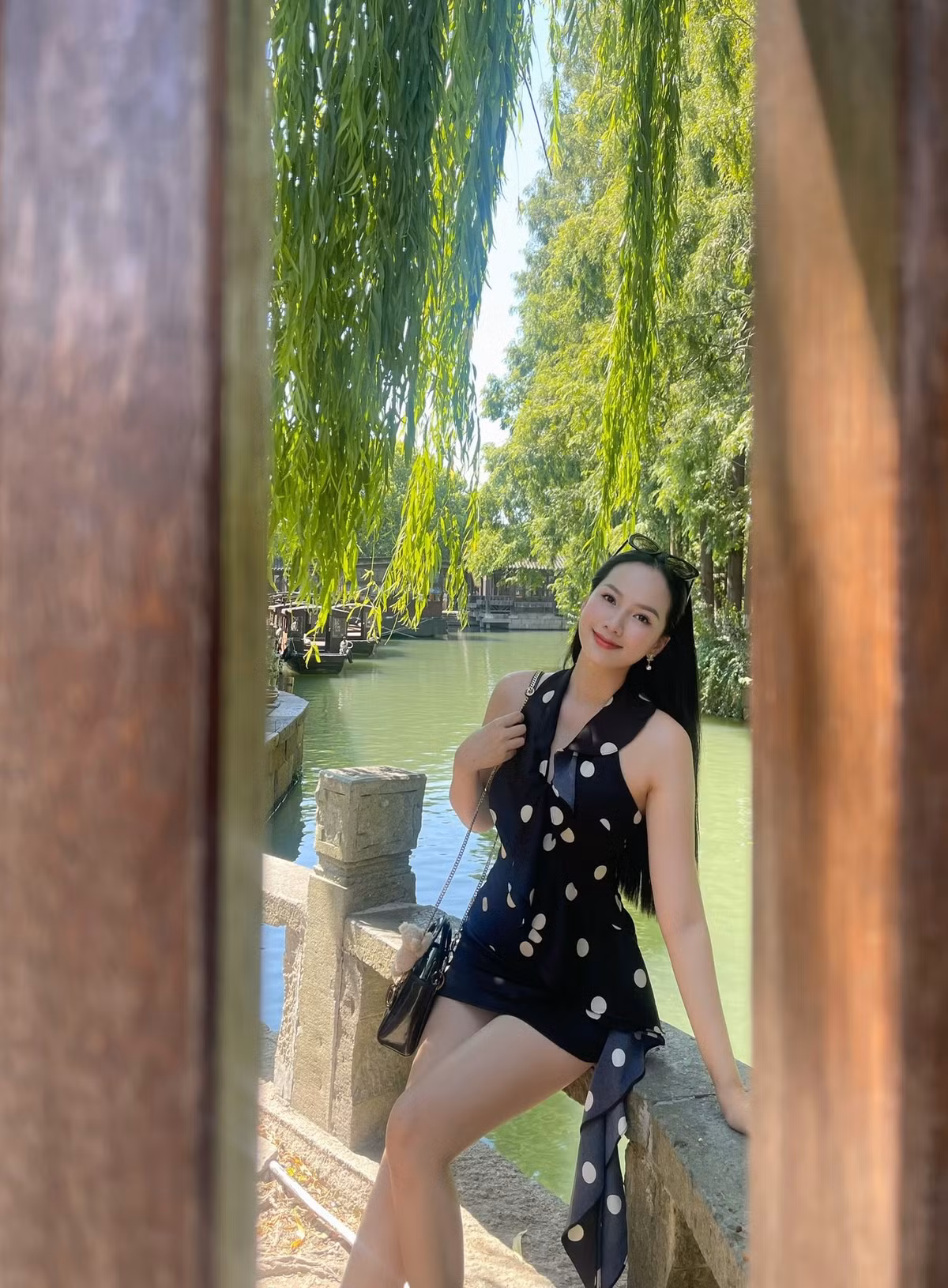 Sau cuộc thi, thay vì tận dụng bệ phóng để dấn thân sâu hơn vào showbiz, Phương Quỳnh lại có một quyết định bất ngờ. Năm 2022, ở tuổi 22, cô tổ chức đám cưới với chồng doanh nhân. Kể từ đó, người đẹp dần rút lui khỏi các hoạt động nghệ thuật, ít xuất hiện trên truyền thông để tập trung vun đắp cho tổ ấm riêng.