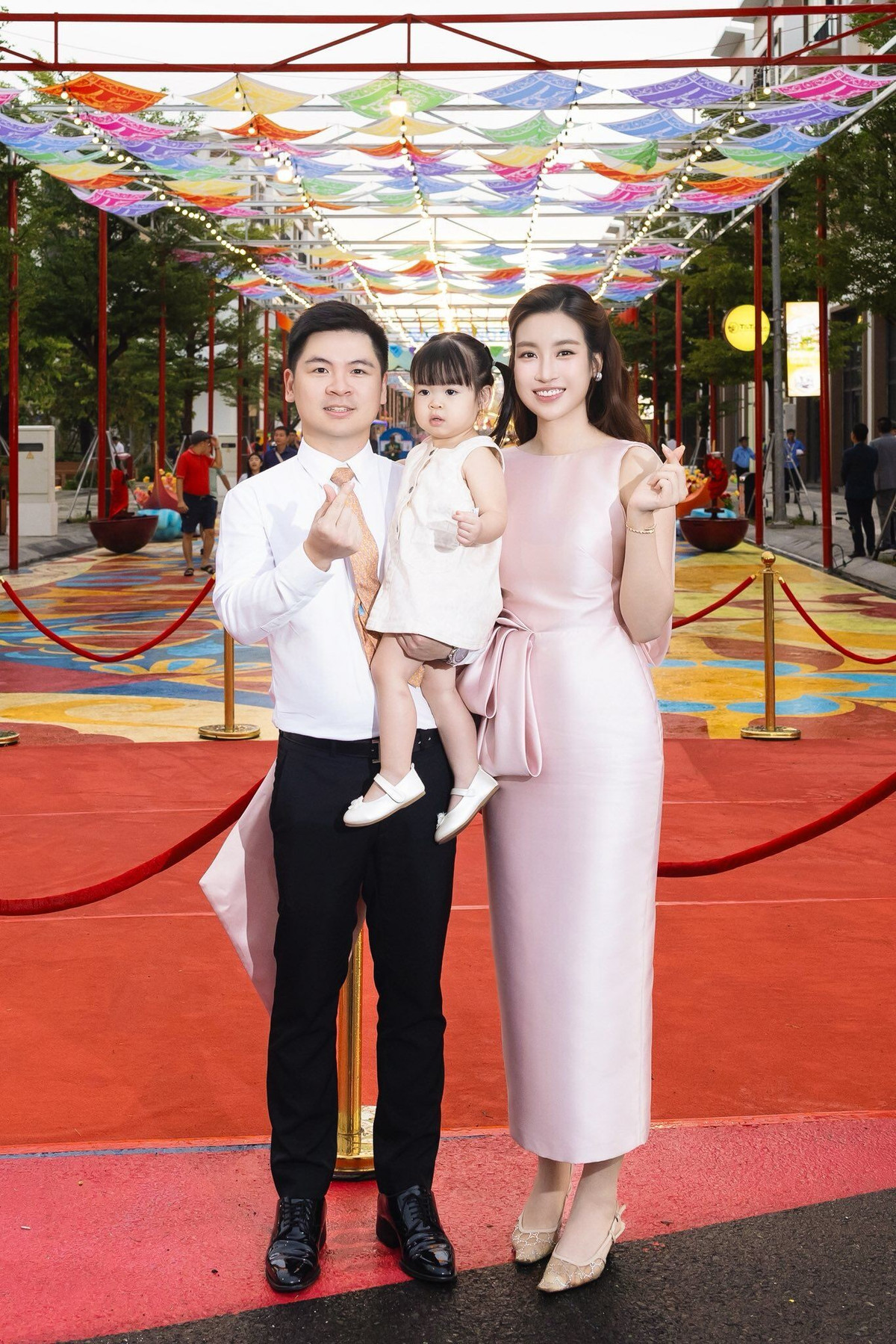 Nhiều khán giả hài hước bình luận rằng “bé giống bố chủ tịch, mê ca hát” và dự đoán sau này có thể là “bản sao hoàn hảo” của cả bố lẫn mẹ.