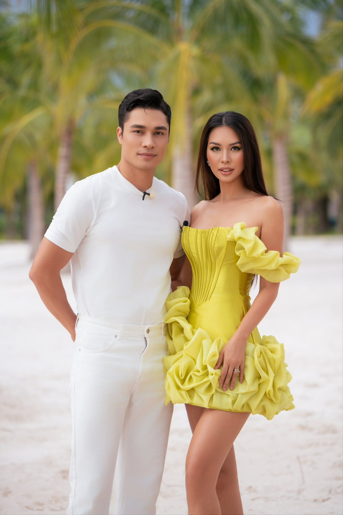 Người mẫu Hà Anh khoe dáng bên đàn em Mạnh Kiên. Ảnh: FB Ha Anh Vu