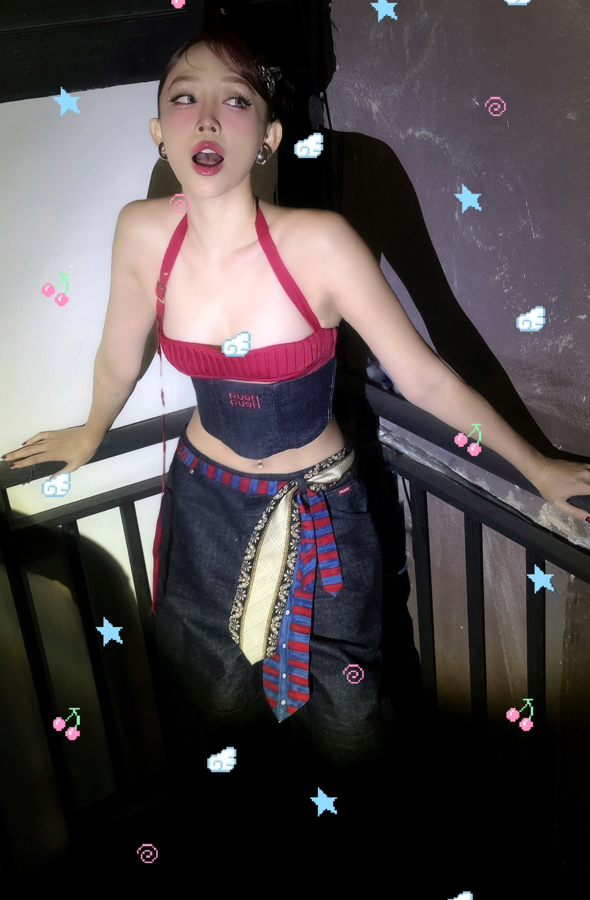 Dù thực hư chuyện "đường ai nấy đi" với Hoàng Touliver vẫn còn là một dấu hỏi lớn, Tóc Tiên vẫn đang tạo ra một "cơn sốt" mới trên mạng xã hội với phong cách thời trang "hồi xuân" đầy ấn tượng. Ảnh: FB Tóc Tiên