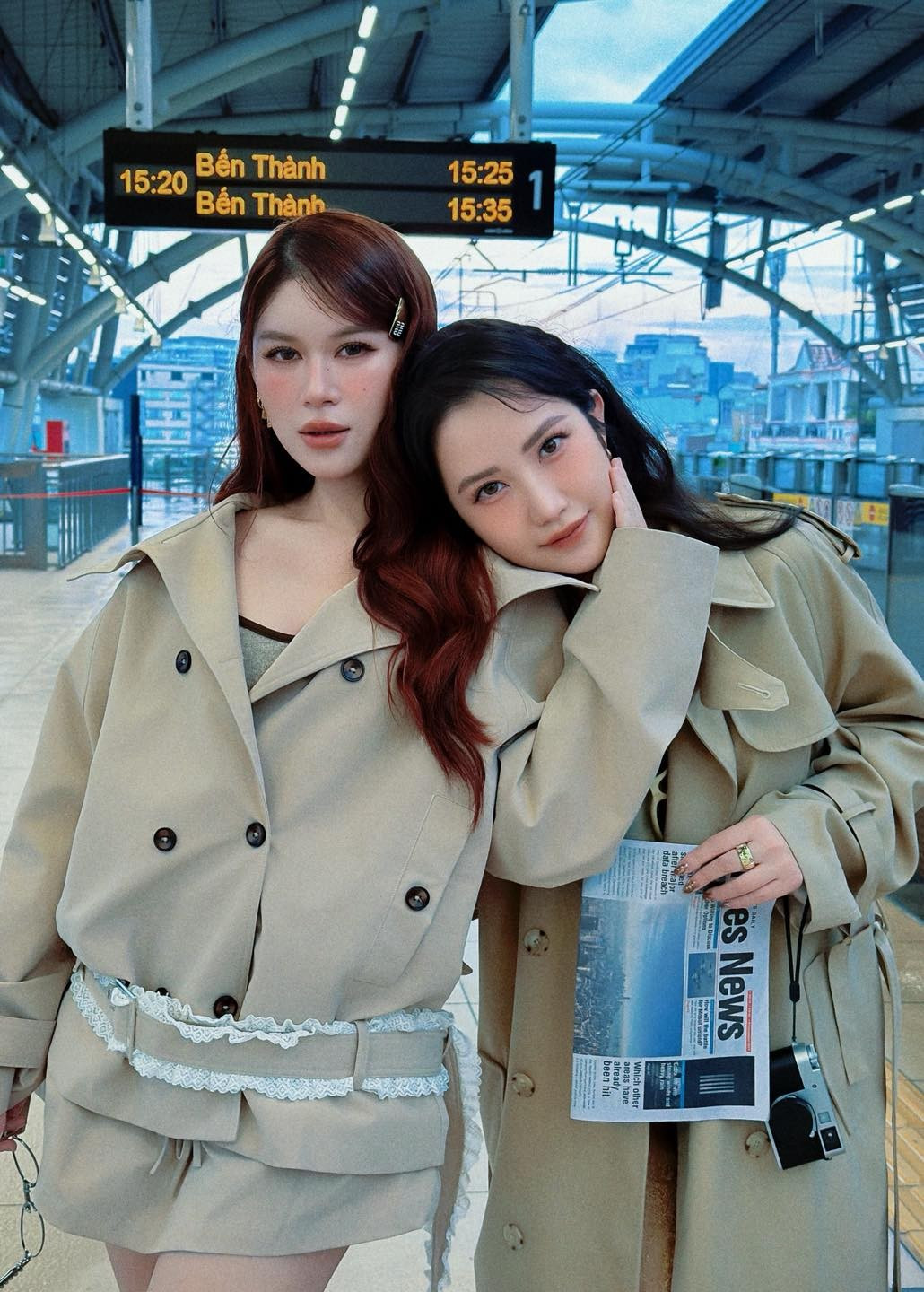 Người đẹp Primmy Trương và Ngọc Thanh Tâm mặc đồ đôi chụp ảnh ở ga tàu điện. Ảnh: FB Primmy Truong