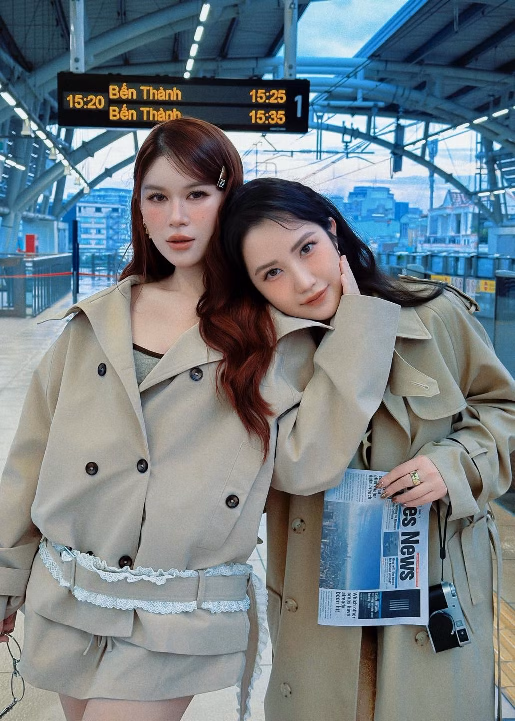 Người đẹp Primmy Trương và Ngọc Thanh Tâm mặc đồ đôi chụp ảnh ở ga tàu điện. Ảnh: FB Primmy Truong