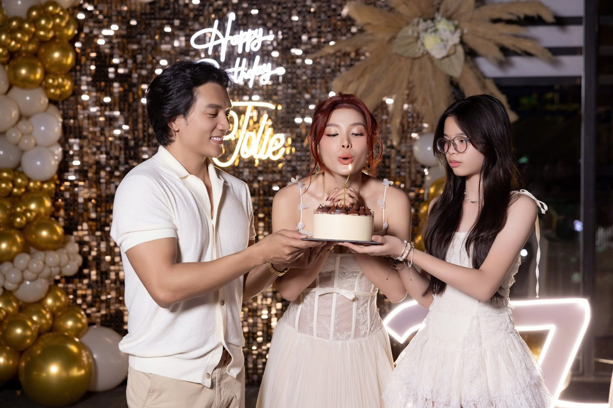 Khoảnh khắc cả gia đình của Phương Trinh Jolie quây quần, cùng thổi nến, cắt bánh sinh nhật mang đến cảm giác ấm áp và tràn ngập tiếng cười.