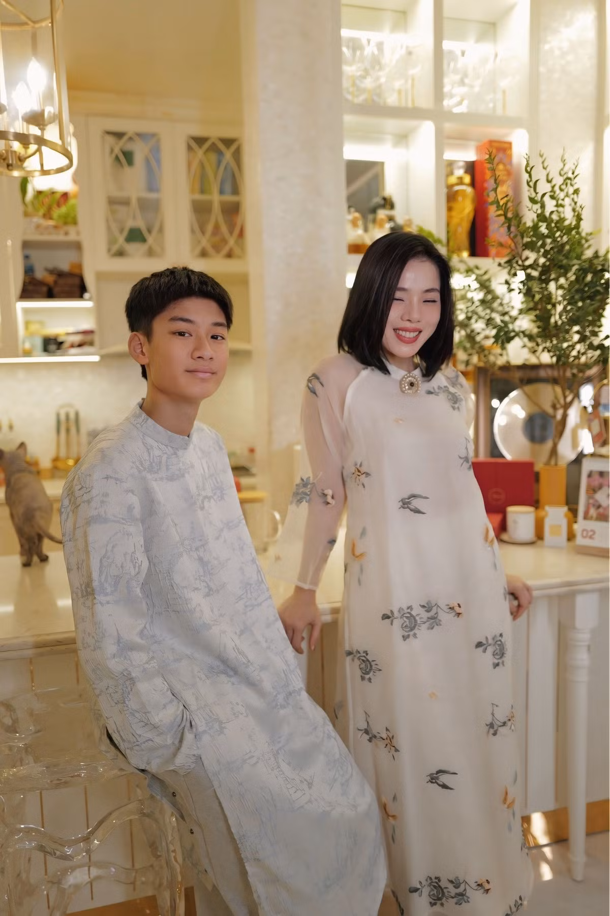 Dưới phần bình luận nhiều khán giả bày tỏ sự bất ngờ khi chứng kiến sự “lột xác” của cậu bé so với hình ảnh đáng yêu, bầu bĩnh thuở nhỏ.