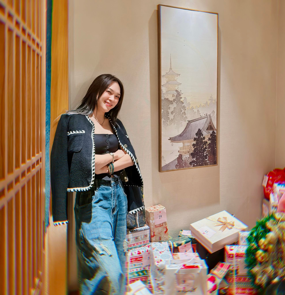 Ca sĩ Mỹ Tâm đẹp rạng rỡ bên các hộp quà. "Hôm nay chính là món quà", cô viết. Ảnh: FB My Tam