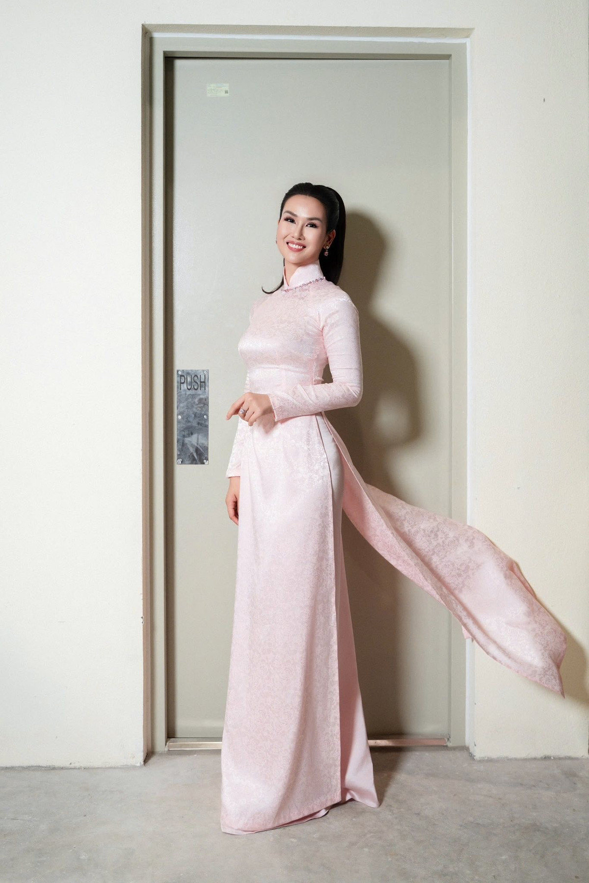 Tin tức sao Việt 14/12: Ca sĩ Võ Hạ Trâm thích diện áo dài khi đi diễn. Ảnh: FB Võ Hạ Trâm