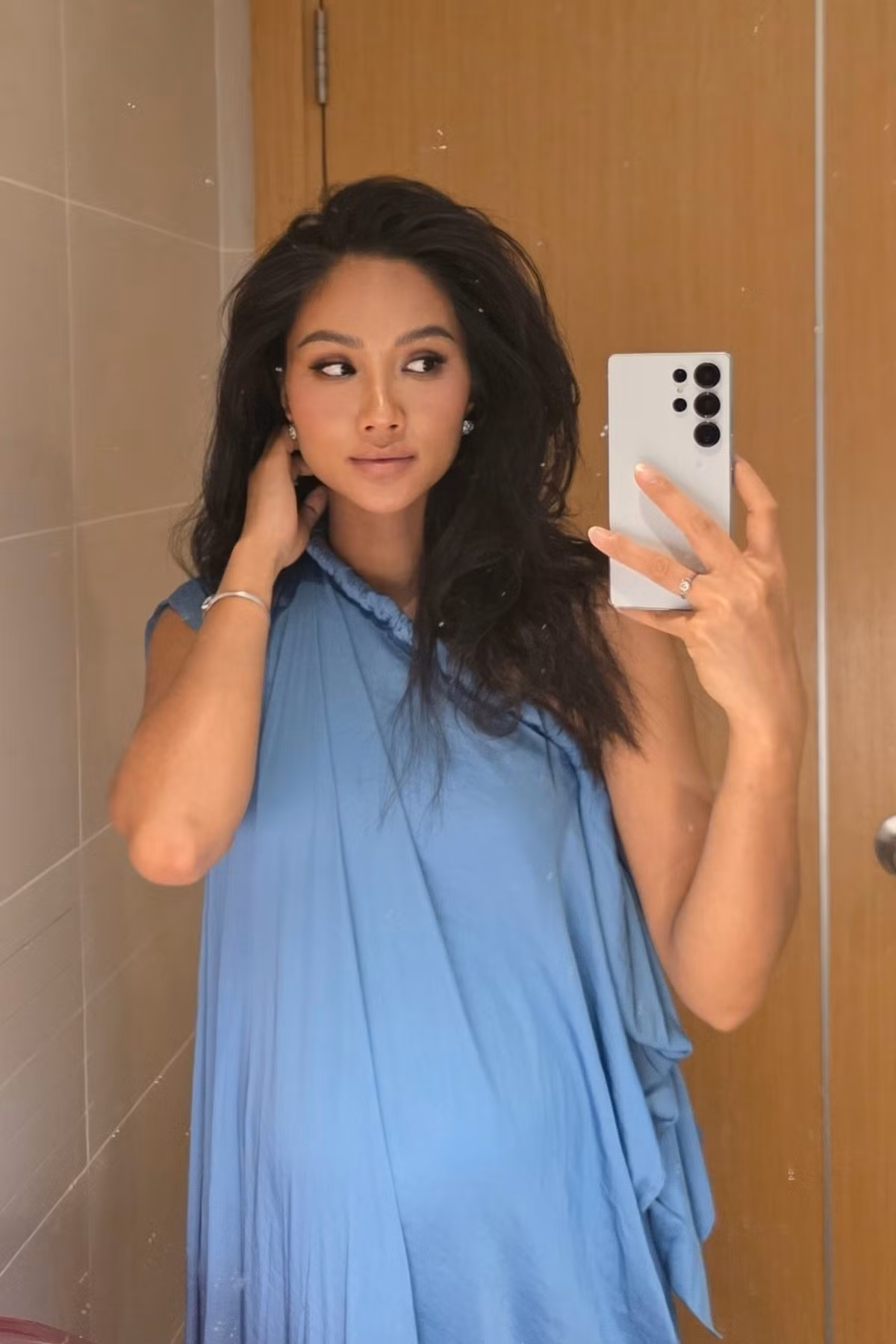 Dù đang trong giai đoạn bầu bí, vóc dáng của cô vẫn săn chắc, làn da nâu khỏe mạnh tạo nên tổng thể đầy ấn tượng. Ảnh: FB H'Hen Niê