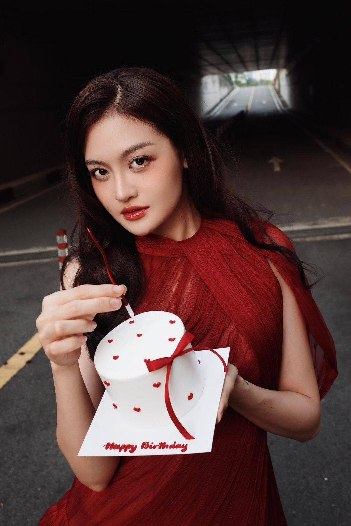 Diễn viên Thuỳ Anh diện váy đỏ đón tuổi mới. Ảnh: FB Thuỳ Anh