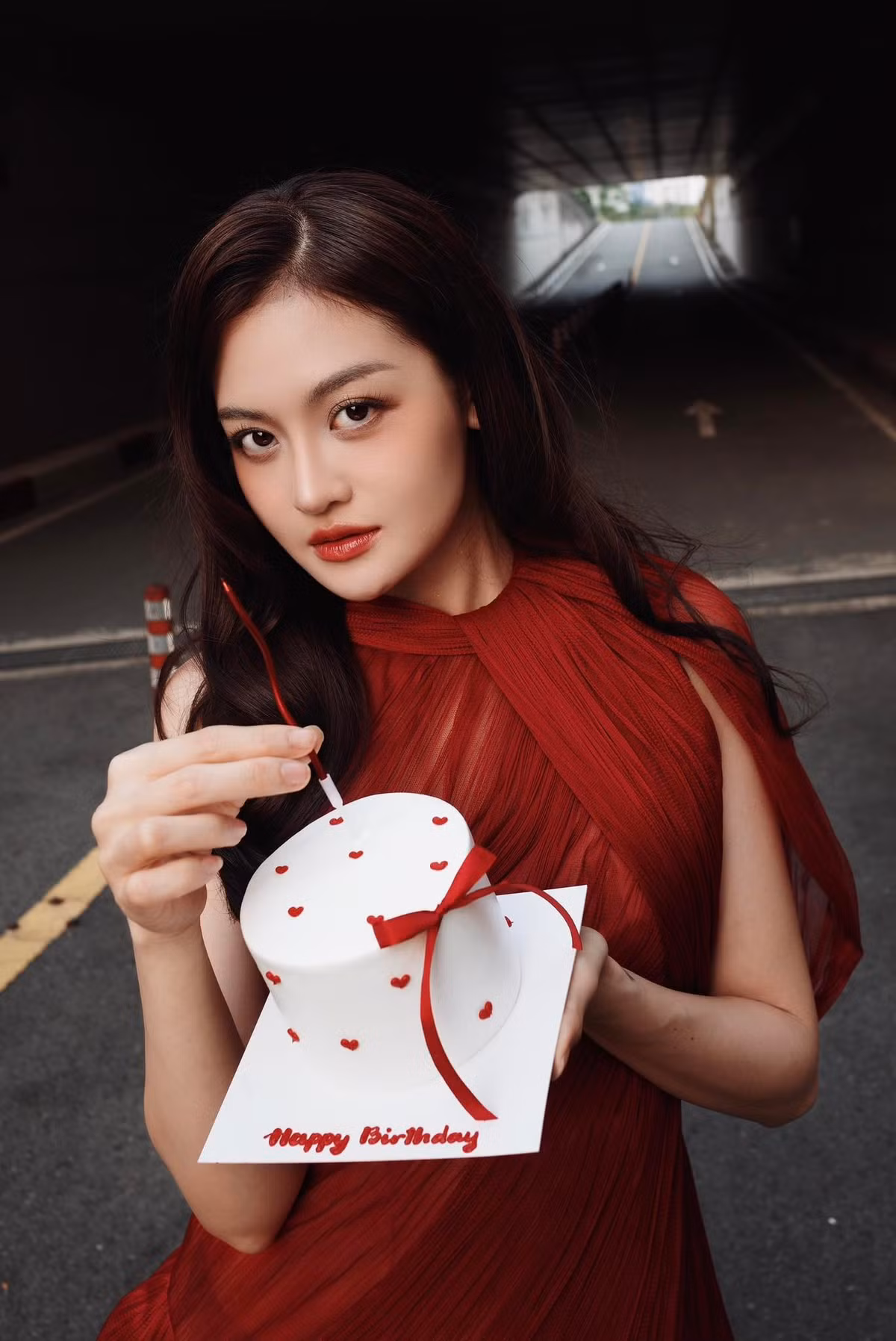 Diễn viên Thuỳ Anh diện váy đỏ đón tuổi mới. Ảnh: FB Thuỳ Anh