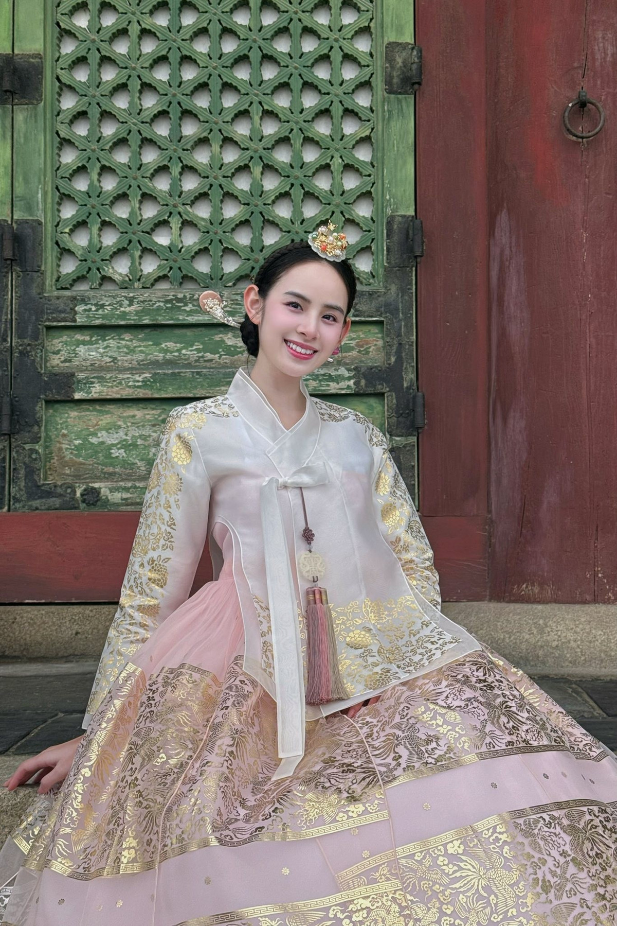 Người mẫu Hương Liên cùng ông xã thiếu gia đi Hàn Quốc nghỉ trăng mật. Ảnh: FB Liên Hương Nguyễn