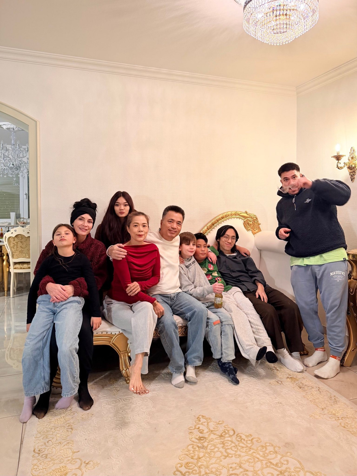 Ca sĩ Mỹ Lệ cùng chồng con và các cháu sum họp, đón năm mới ấm áp trong biệt thự 1.400 m2 ở Đức. Ảnh: FB Hoàng Thị Mỹ Lệ