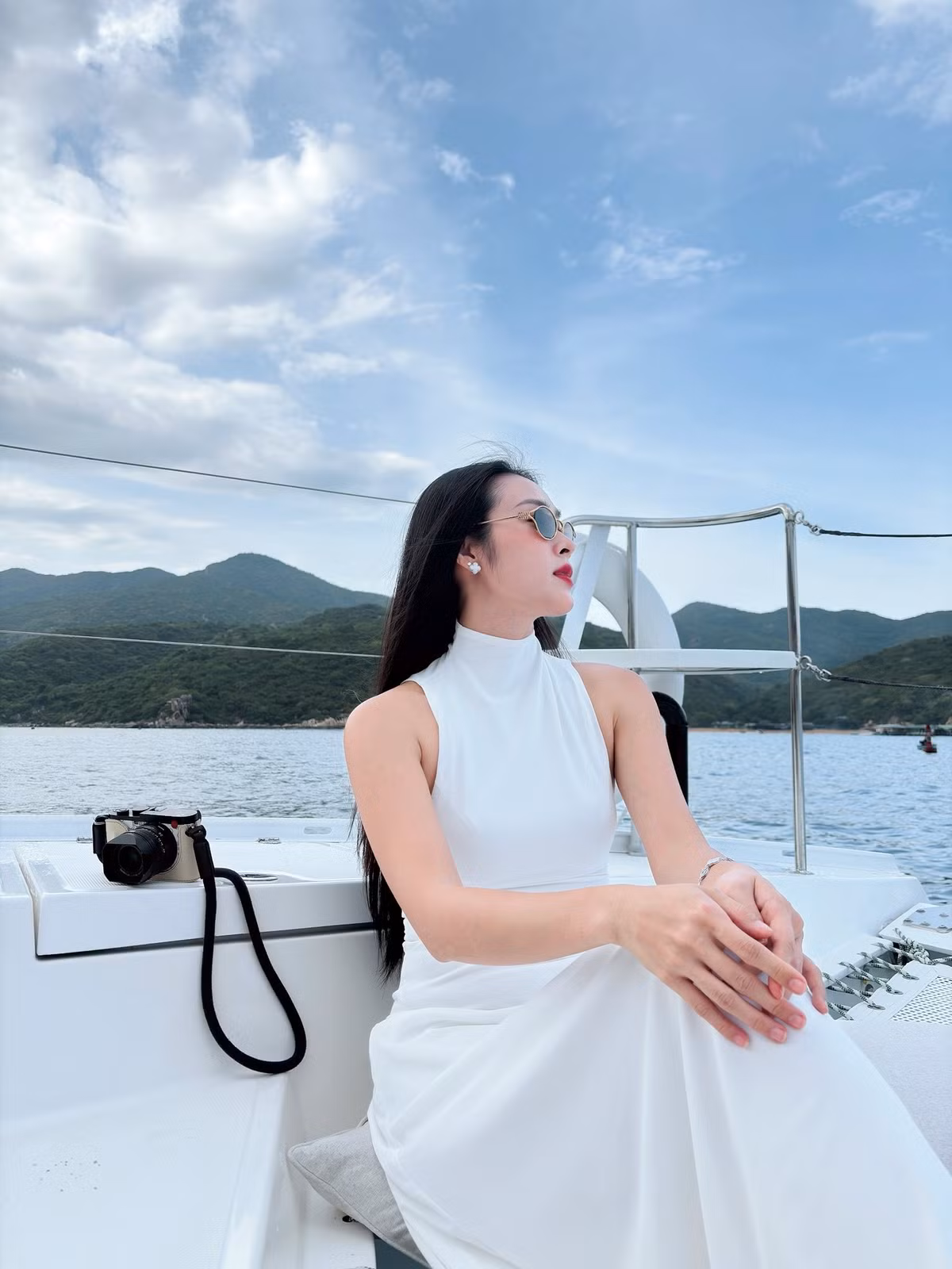 Không chỉ tạo dáng đầy tự tin trước ống kính, Diệp Bảo Ngọc còn dí dỏm ví mình như một “nàng tiên cá” đang dạo chơi giữa biển khơi Ninh Thuận. Ảnh: FB Diệp Bảo Ngọc