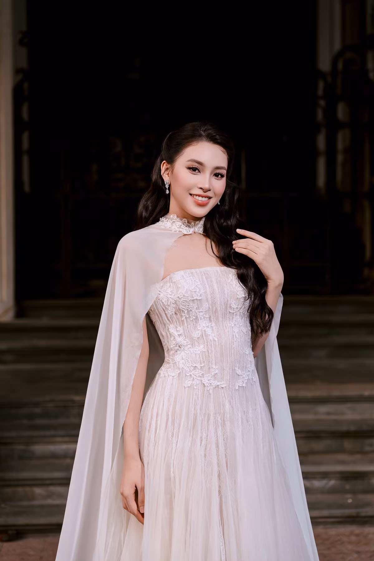 Hoa hậu Tiểu Vy xinh đẹp trong váy dạ hội trắng. Ảnh: FB Trần Tiểu Vy