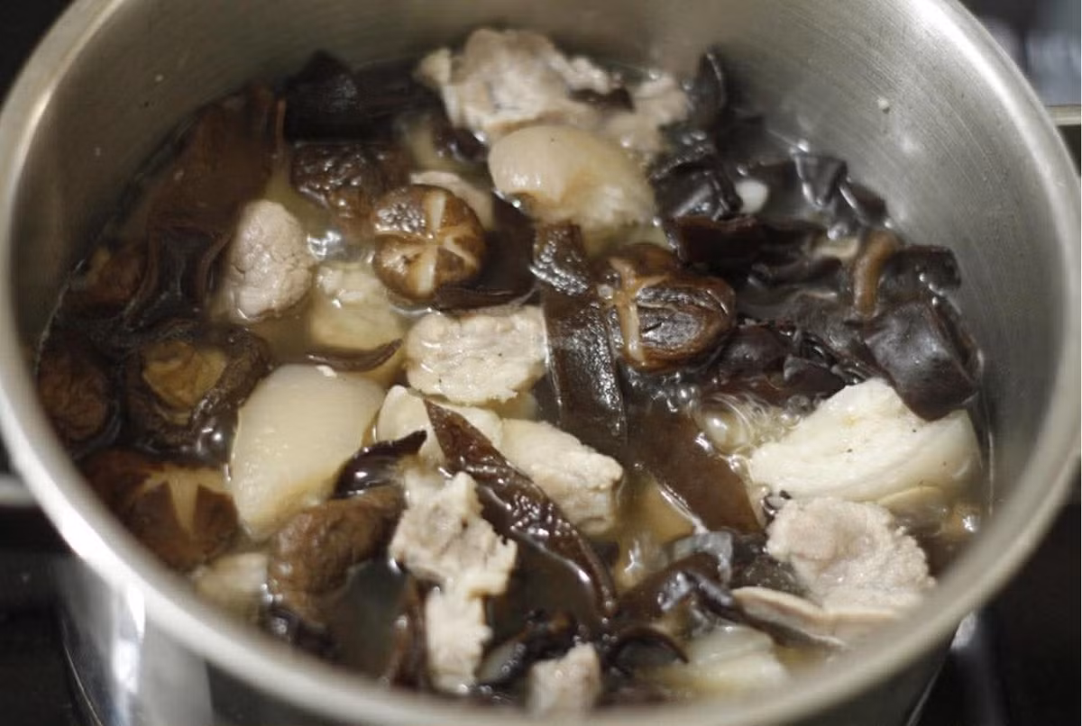 Để giữ nước dùng trong, trong suốt quá trình ninh cần hớt bọt thường xuyên. Nấm hương và mộc nhĩ không nên cho vào quá sớm mà hãy xào sơ riêng rồi thêm vào nồi khi thịt đã gần chín. Cách làm này vừa giữ được độ giòn, mùi thơm của nấm, vừa tránh làm thâm màu nước dùng.