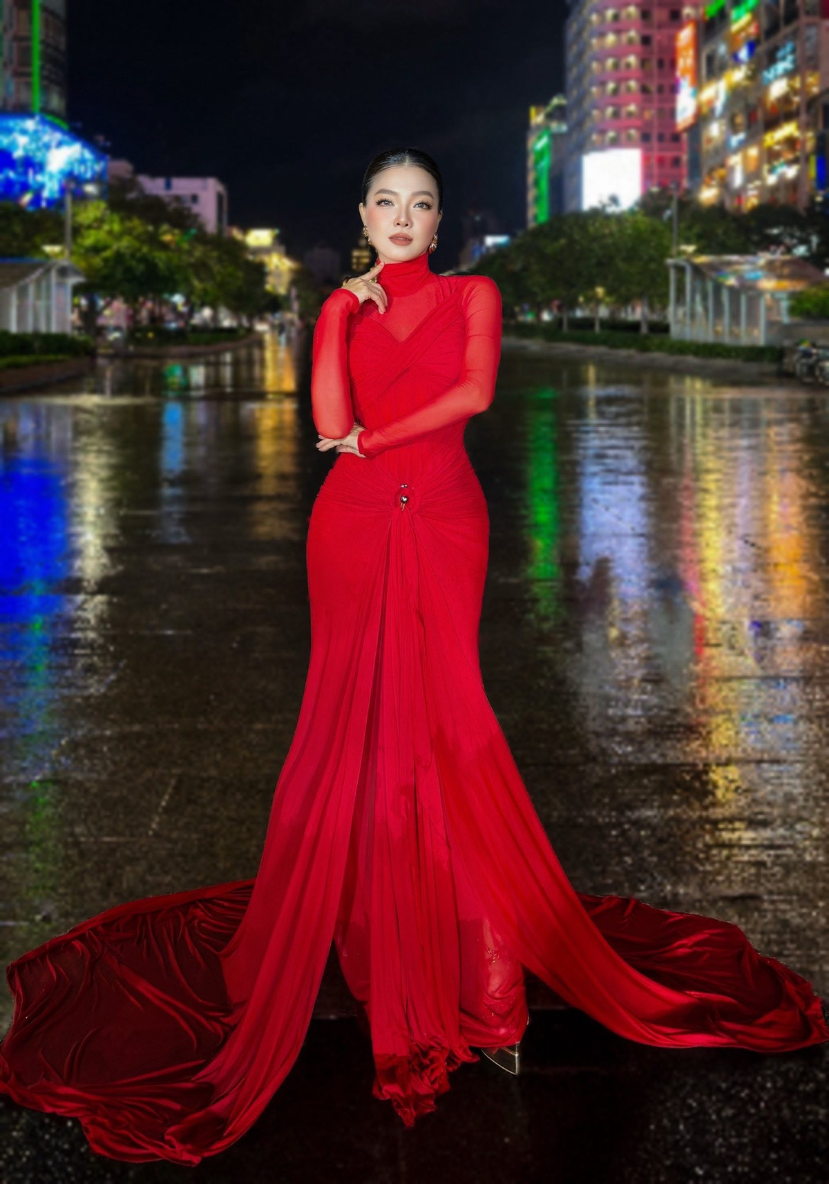 Ca sĩ Thanh Ngọc xuất hiện nổi bật với váy đỏ. Ảnh: FB Thanh Ngoc Le