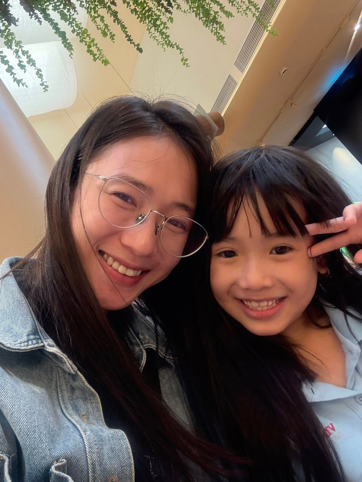 Cô vẫn giữ được vẻ ngoài trẻ trung, vóc dáng thon gọn.