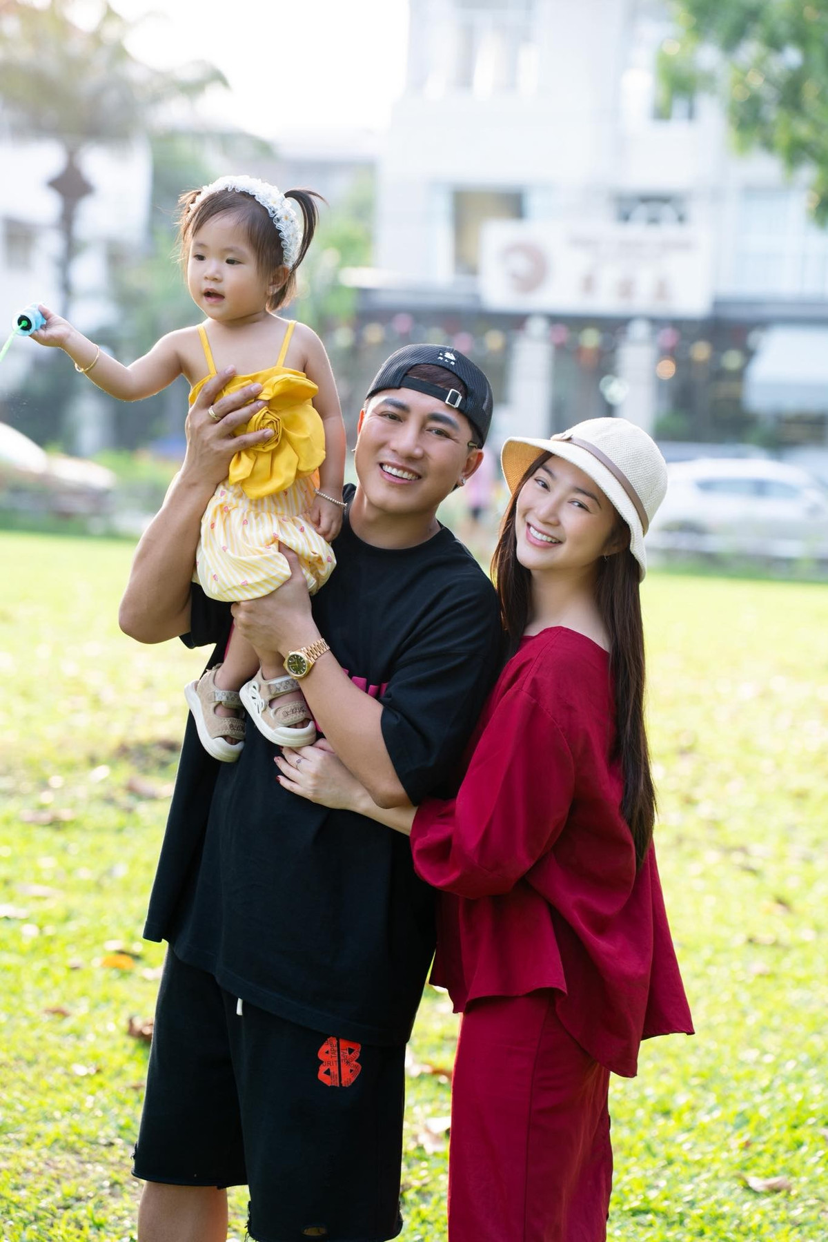 Vợ chồng diễn viên Thanh Trúc - ca sĩ Châu Khải Phong nô đùa bên con gái Kỳ Kỳ. Ảnh: FB Phạm Thanh Trúc